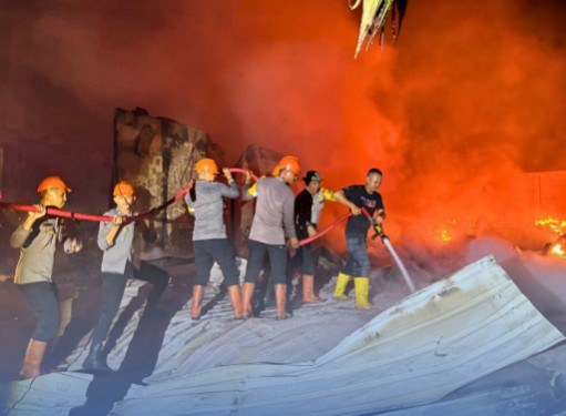 Kobaran Api di Gunung Sitoli Berhasil Dijinakkan! Sinergi Personel Brimob Polda Sumut Bersama Tim Gabungan Selamatkan Kawasan Pertokoan