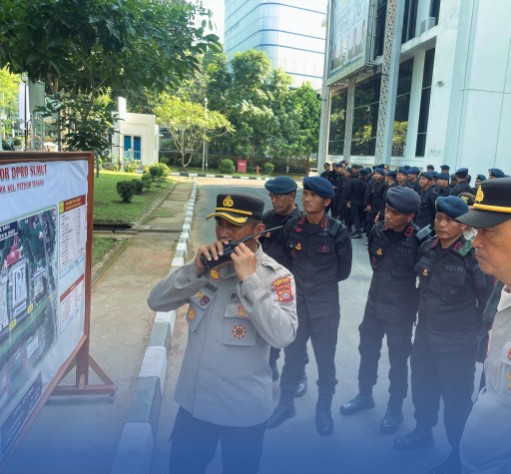 Brimob Polda Sumut Tampil Humanis dan Profesional, Kawal Penyampaian Aspirasi di Kantor Gubernur dengan Aman dan Kondusif