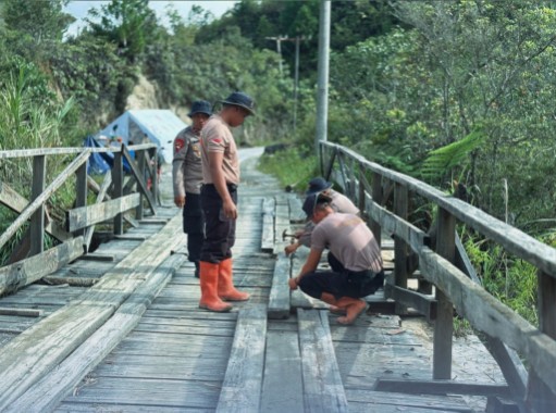 Perkuat Infrastruktur Desa, Brimob Sumut Lakukan Perbaikan Jembatan Gotting