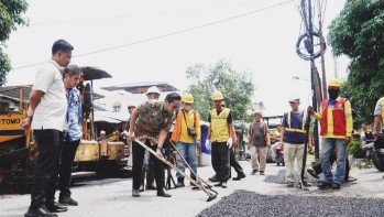 Rico Waas Turun ke Marelan, Perbaikan Jalan Mulai Digenjot Massif