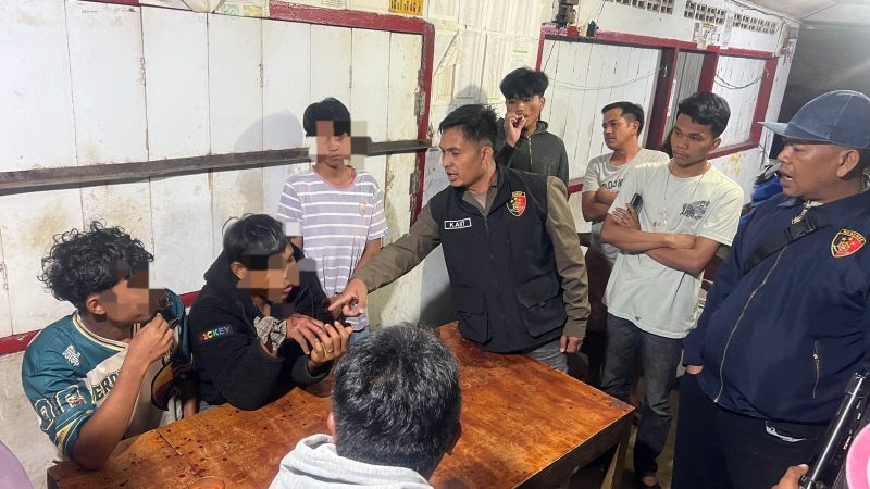 Personel Gabungan Polres Karo Sigap Redam Tawuran Antar Pemuda di Kineppen