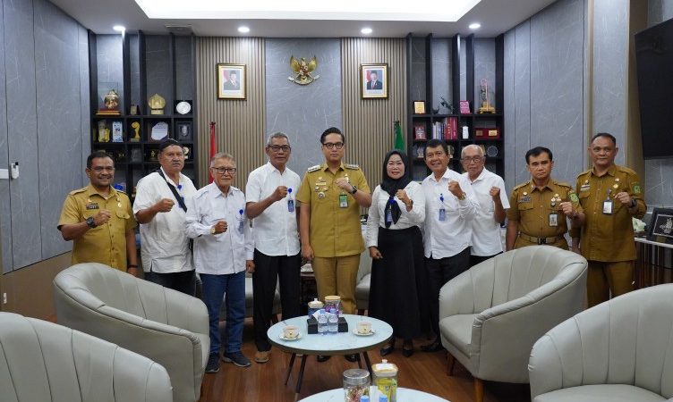 Rico Waas Dorong Purnabakti Lurah Dokumentasikan Pengalaman dalam Buku