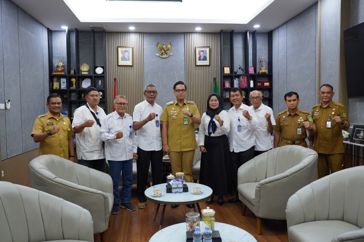 Rico Waas Dorong Purnabakti Lurah Dokumentasikan Pengalaman dalam Buku
