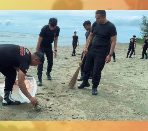 Sambut HUT Polri ke-80, Personel Kompi 4 Batalyon C Gelar Gerakan Indonesia Asri di Pantai Laharuga