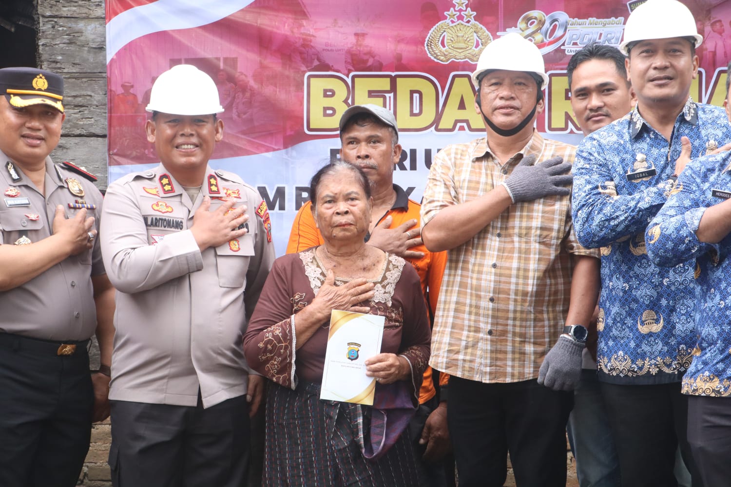 Jelang Hari Bhayangkara ke-80, Kapolres Simalungun Gelar Bedah Rumah: Nenek 76 Tahun Sambut Harapan Baru