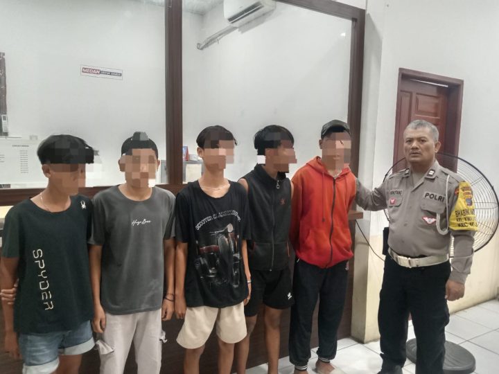 Bhabinkamtibmas Polsek Deli Tua Mediasi Konflik Pemuda Dipicu Saling Ejek di Media Sosial, Berakhir Damai