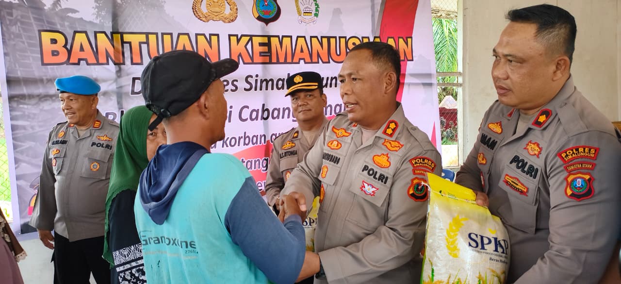 Kapolres Simalungun Turun Langsung, Salurkan Bantuan Kemanusiaan bagi Korban Angin Puting Beliung di Pematang Bandar