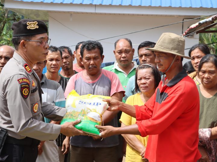 Wujud Kepedulian Pasca Banjir, Polres Tapanuli Tengah Salurkan Paket Sembako untuk Warga Hutanabolon