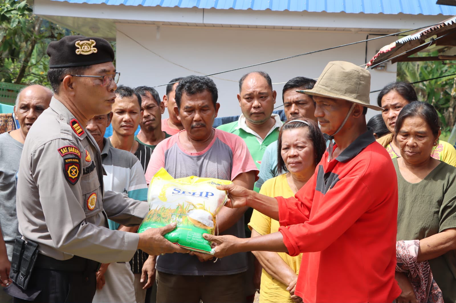 Wujud Kepedulian Pasca Banjir, Polres Tapanuli Tengah Salurkan Paket Sembako untuk Warga Hutanabolon