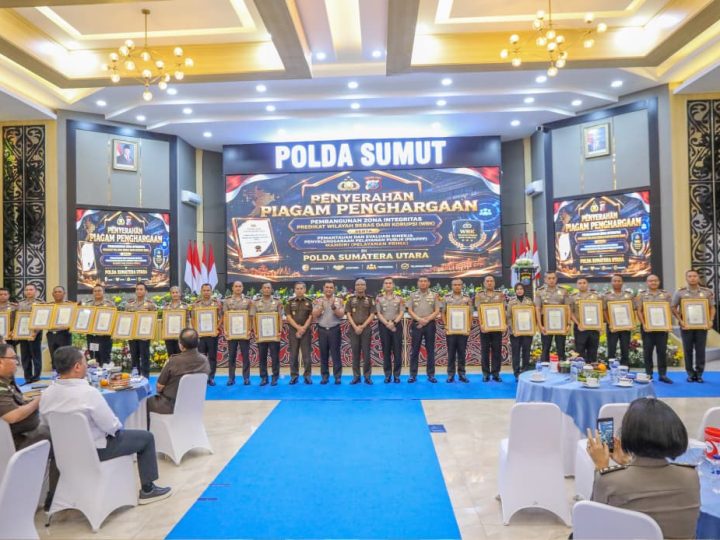 Kapolda Sumut Serahkan Penghargaan ZI dan Pelayanan Prima kepada Satker Berprestasi
