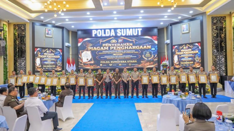 Kapolda Sumut Serahkan Penghargaan ZI dan Pelayanan Prima kepada Satker Berprestasi