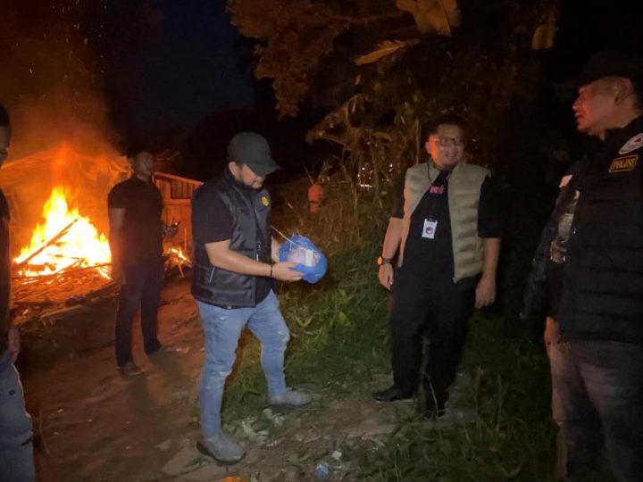 Dapat Perlawanan Warga, Sat Res Narkoba Polrestabes Medan Bumihanguskan Sarang Narkoba Klambir V