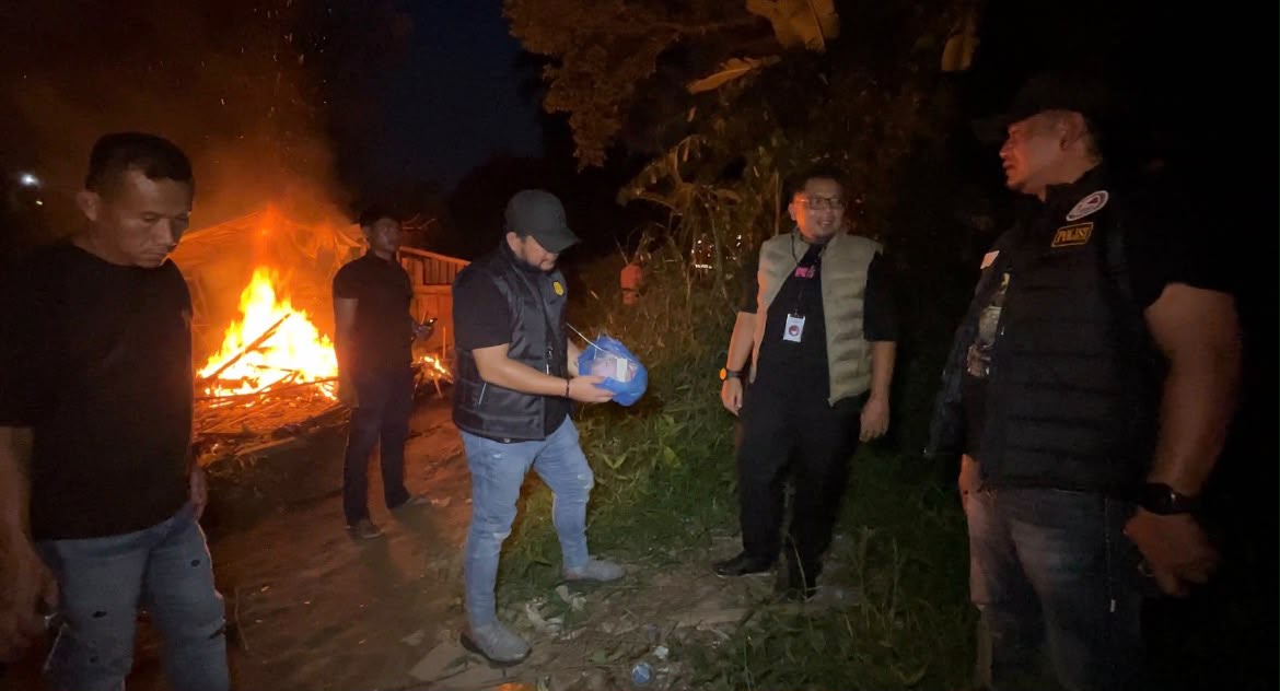 Dapat Perlawanan Warga, Sat Res Narkoba Polrestabes Medan Bumihanguskan Sarang Narkoba Klambir V