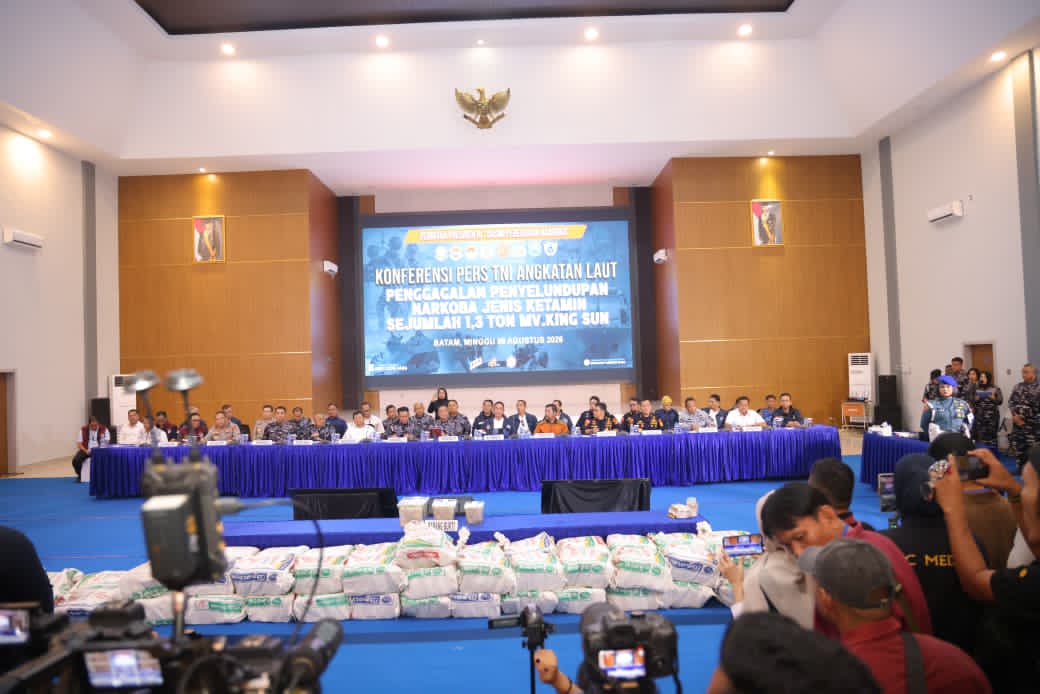 KAPOLDA KEPRI IKUTI KONFERENSI PERS PENGUNGKAPAN PENYELUNDUPAN 1,3 TON KETAMINE DI PERAIRAN BATAM
