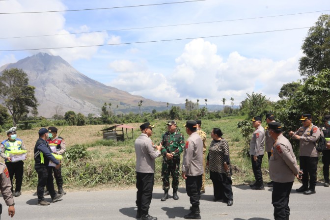 Kapolda Sumut Turun Langsung Pantau Kondisi Sinabung dan Kesiapan Personel Bantu Masyarakat di Karo