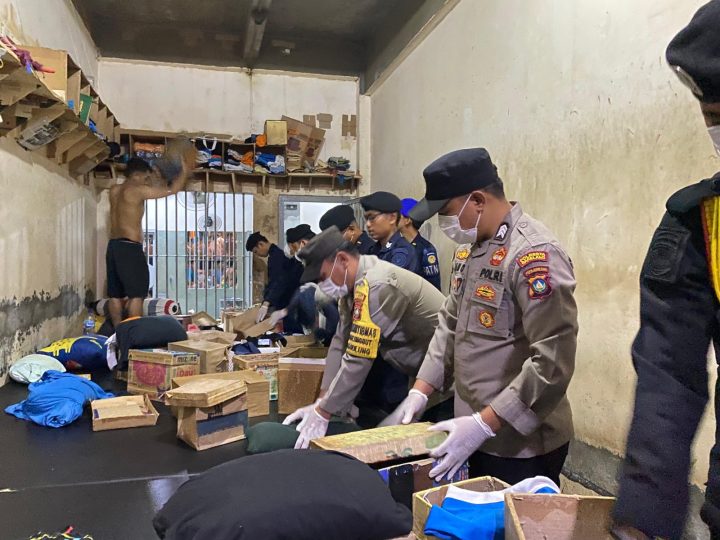 DEMI KEAMANAN DAN KETERTIBAN, RUTAN BATAM BERSAMA APH SISIR KAMAR HUNIAN