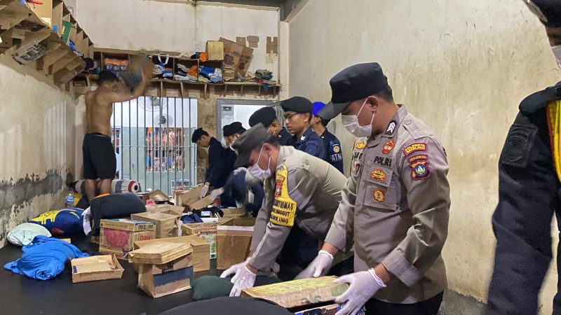 DEMI KEAMANAN DAN KETERTIBAN, RUTAN BATAM BERSAMA APH SISIR KAMAR HUNIAN