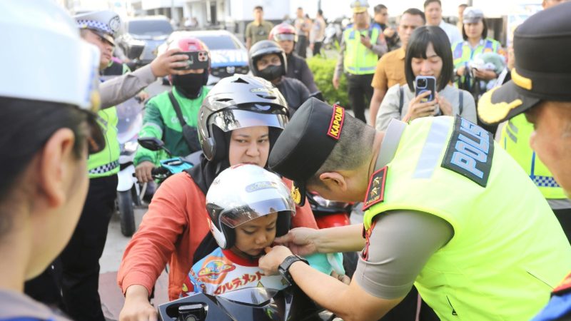 Peduli Keselamatan Pengendara, Kapolda Sumut Turun Langsung Bagikan Helm dan Imbau Tertib Lalu Lintas