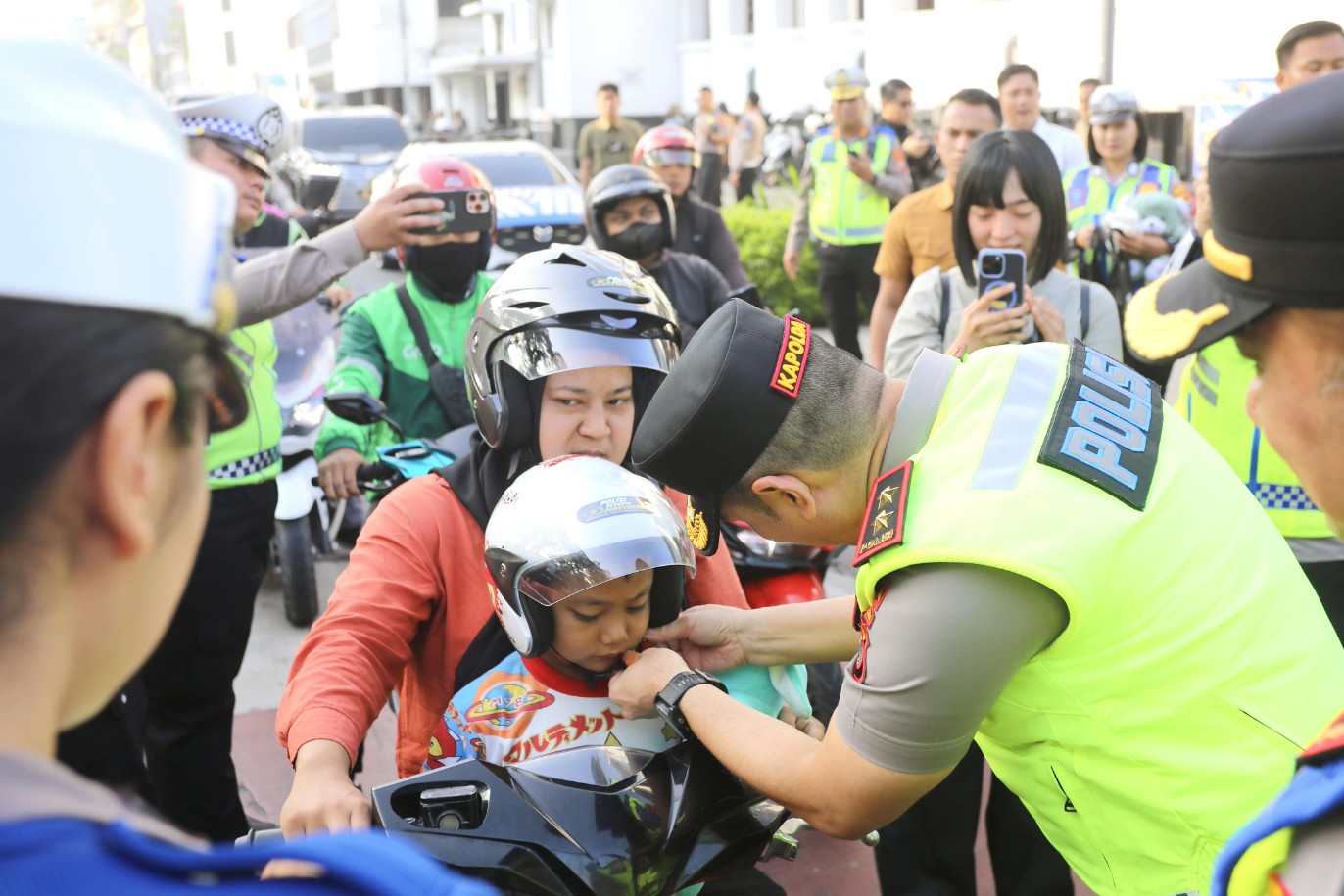 Peduli Keselamatan Pengendara, Kapolda Sumut Turun Langsung Bagikan Helm dan Imbau Tertib Lalu Lintas