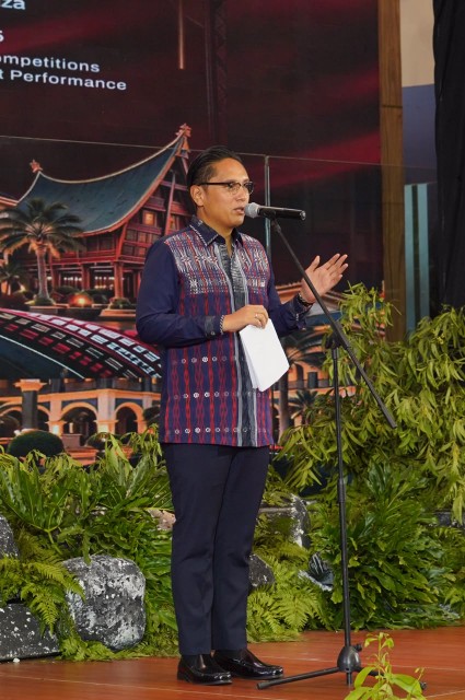 Rico Waas Dorong Ulos Menembus Pasar Fesyen Dunia
